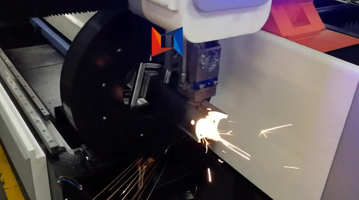 領(lǐng)秀激光LXF1530光纖激光切割機(jī)切割直徑70MM方形鋼管